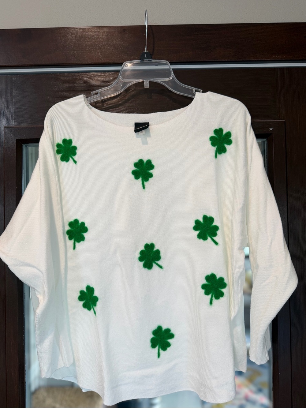 Aaeda Women's XL White/Green Embroidered Shamrock Crew Neck Pullover Sweatshirt